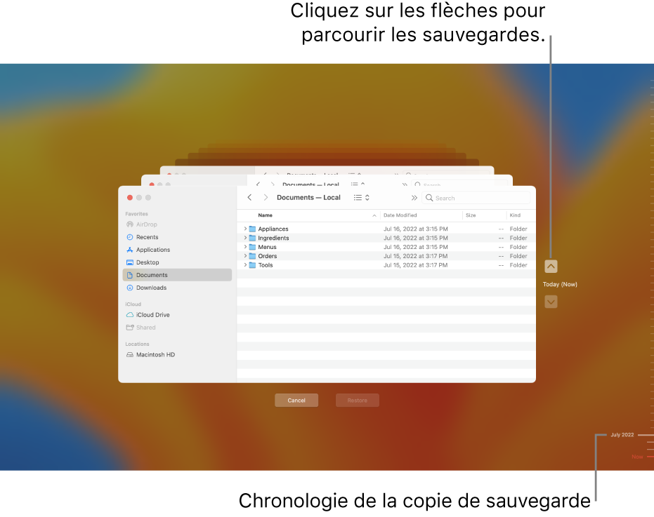La fenêtre Time Machine affichant plusieurs écrans Finder empilés pour représenter les sauvegardes, avec des flèches de navigation. Les flèches et la chronologie de la copie de sauvegarde à droite vous permettent de parcourir vos sauvegardes et de choisir les fichiers à restaurer.