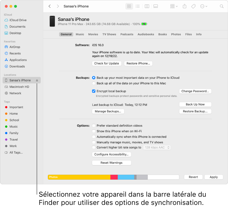 Un appareil sélectionné dans la barre latérale du Finder et les options de synchronisation s’affichant dans la fenêtre.