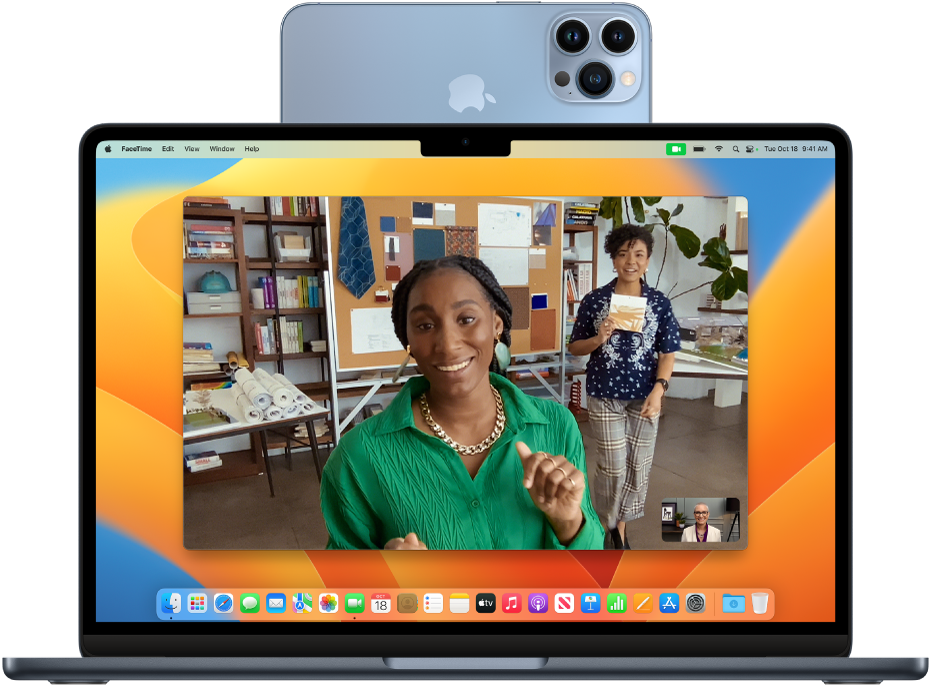 Un MacBook Pro utilisant un iPhone comme webcam et affichant une session FaceTime.