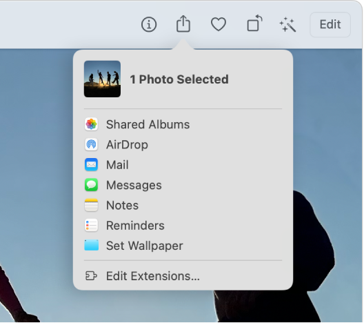 “शेयर करें” मेनू तस्वीर टूलबार में मौजूद “शेयर करें” बटन से दिखाया जाता है। “शेयर करें” मेनू में शीर्ष से लेकर सबसे नीचे तक शेयर किए गए ऐल्बम, AirDrop, मेल, संदेश, नोट्स, रिमाइंडर और वॉलपेपर करें शामिल होते हैं। अंतिम आइटम “एक्सटेंशन संपादित करें” है।