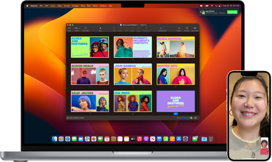 FaceTime-hívás: az iPhone a Mac íróasztala mellett van, amelyen egy megnyitott Keynote-ablak látható. A Mac jobb felső sarkában lévő gomb segítségével lehet a FaceTime-hívást a Macre küldeni.