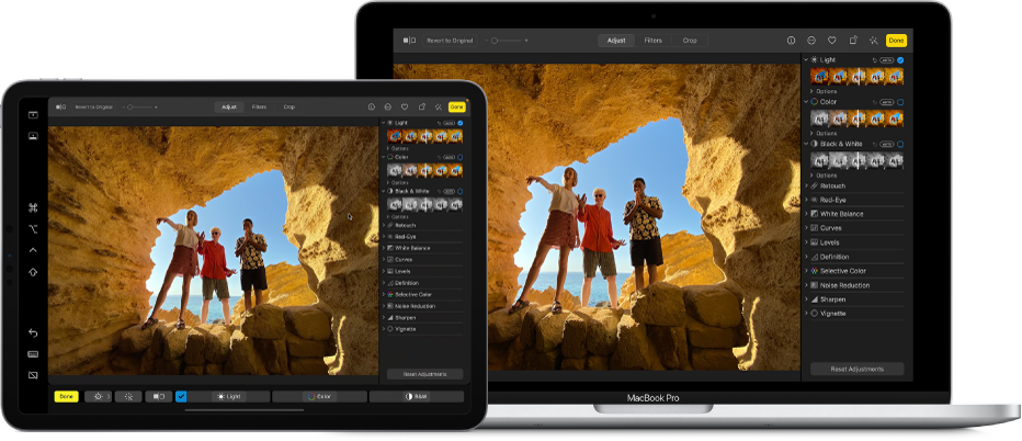 Egy iPad Pro egy MacBook Pro mellett. A Mac íróasztalán látható, hogy egy fotót szerkesztenek a Fotók appban. Az iPad Prón ugyanez a fotó látható, illetve a Sidecar oldalsávja a képernyő bal szélén és a Mac Touch Barja a képernyő alján.