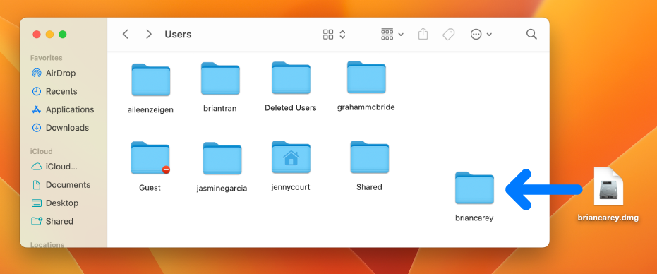 Folder Pengguna dibuka di Finder yang menampilkan akun pengguna. Di sebelah kanan terdapat image disk dari akun pengguna yang dihapus dan panah yang menunjukkan bahwa Anda dapat menyeret image disk ke folder Pengguna untuk memulihkan akun pengguna yang dihapus.
