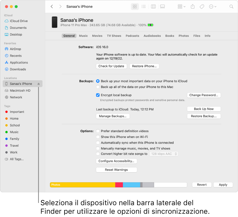 Un dispositivo selezionato nella barra laterale del Finder e le opzioni di sincronizzazione visualizzate nella finestra.