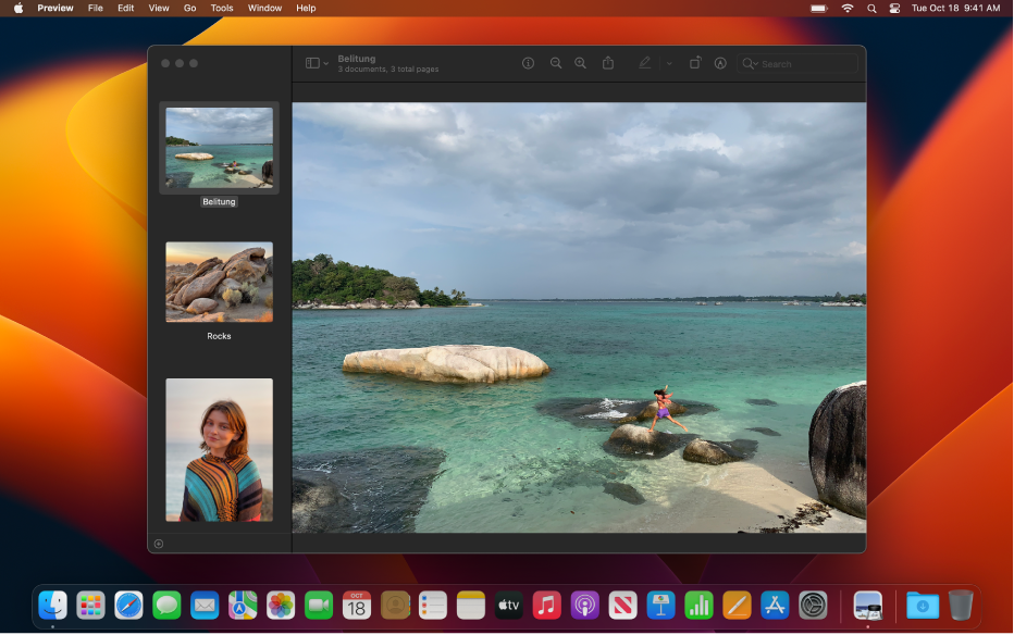 다크 모드 화면 스타일로 설정된 Mac 데스크탑에 어두운 색상의 앱 윈도우, Dock 및 메뉴 막대가 표시됨.