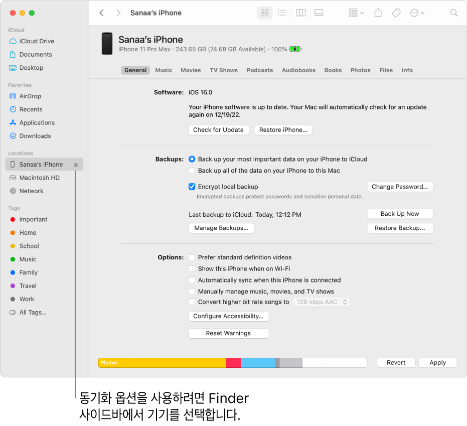 Finder 사이드바에서 선택한 기기 및 해당 윈도우에 나타나는 동기화 옵션.