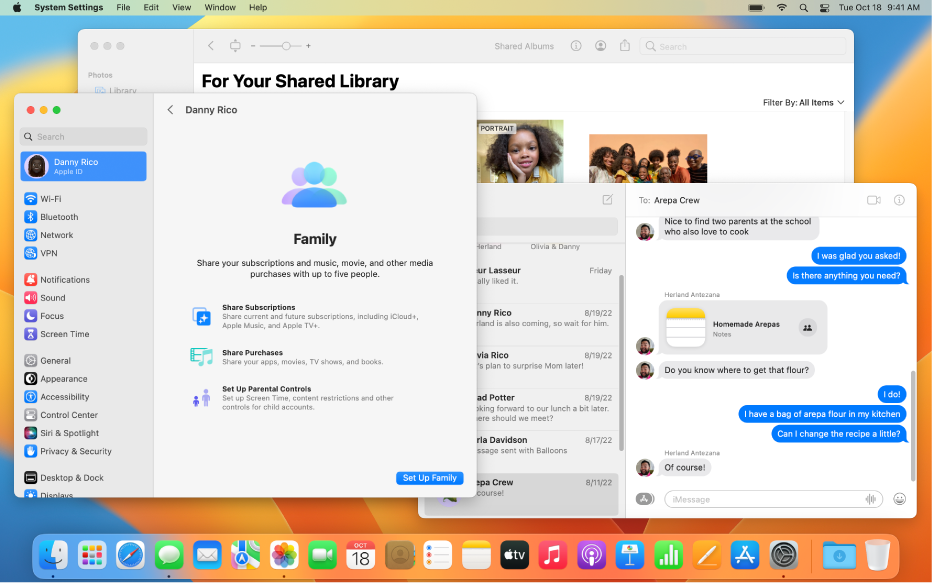 Desktop Mac dengan beberapa tetingkap dibuka: Seting Sistem menunjukkan seting Perkongsian Keluarga, Foto menunjukkan Pustaka Foto Dikongsi iCloud dan tetingkap Mesej menunjukkan perbualan yang termasuk nota yang kumpulan sedang bekerjasama.