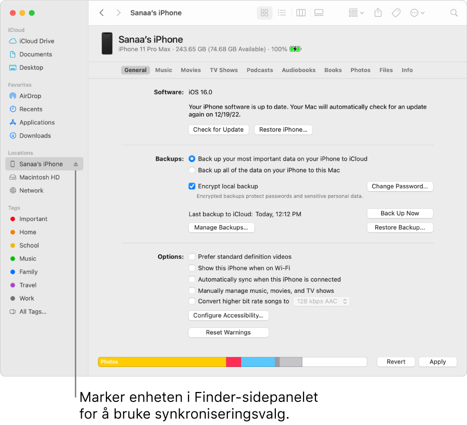 En enhet er markert i Finder-sidepanelet, og synkroniseringsvalg vises i vinduet.