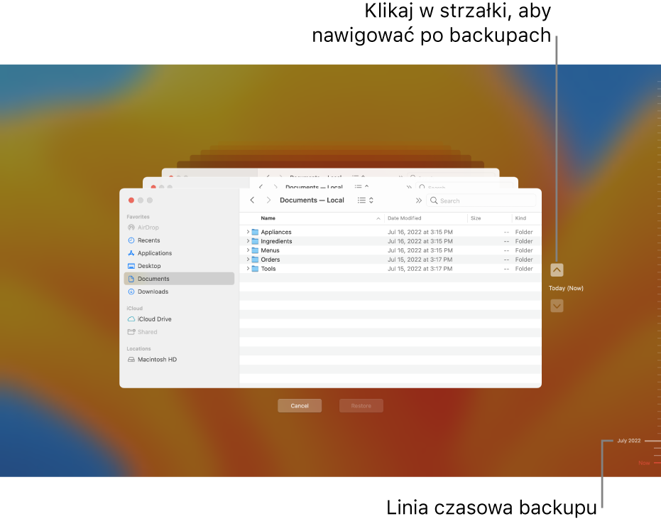 Okno Time Machine z kilkoma nałożonymi ekranami Findera, reprezentującymi backupy. Widoczne są strzałki umożliwiające nawigację. Strzałki oraz linia czasowa backupu po prawej pomagają nawigować po backupach, aby wybrać pliki, które chcesz odtworzyć.