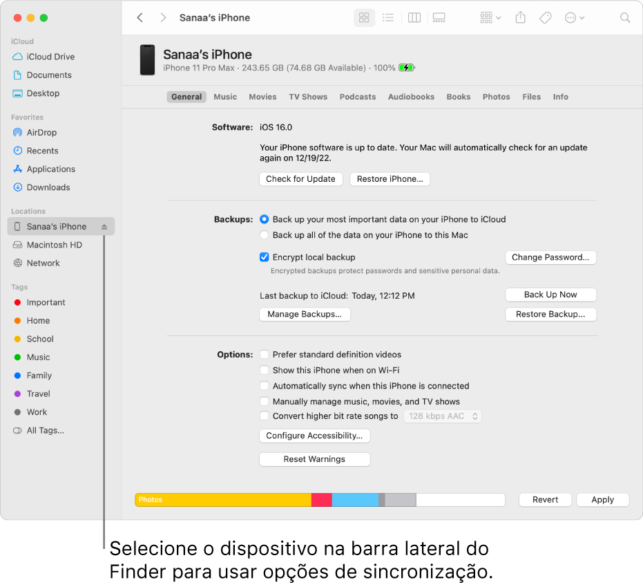 Um dispositivo selecionado na barra lateral do Finder e as opções de sincronização são apresentadas na janela.