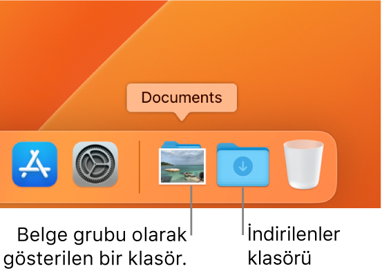 Dock’un sağ ucunda belge grubu olarak görüntülenen bir klasör ve klasör olarak görüntülenen İndirilenler klasörü gösteriliyor.
