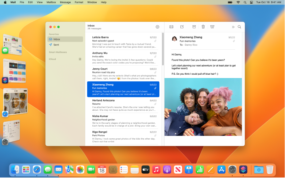 Mac 桌面显示“台前调度”如何整理多个打开的 App：“邮件” App 在屏幕中间打开；其他多个打开的 App 显示在桌面的左侧。