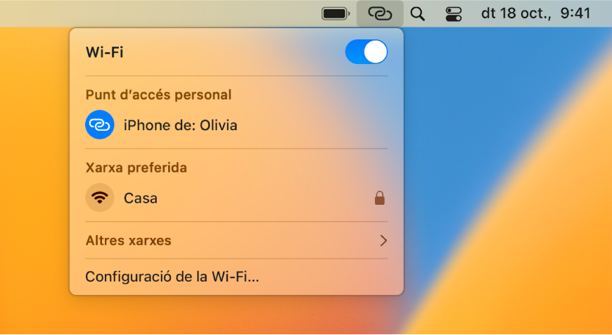 Una pantalla de Mac amb el menú Wi‑Fi mostrant un punt d’accés personal connectat a un iPhone.
