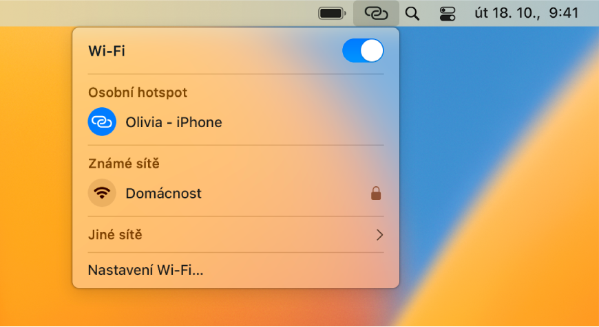 Obrazovka Macu s nabídkou Wi-Fi, v níž se zobrazuje připojení k osobnímu hotspotu na iPhonu.
