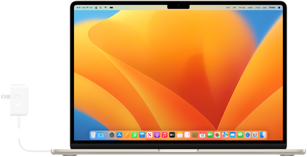 ‏MacBook Air עם ספק כוח מצורף.