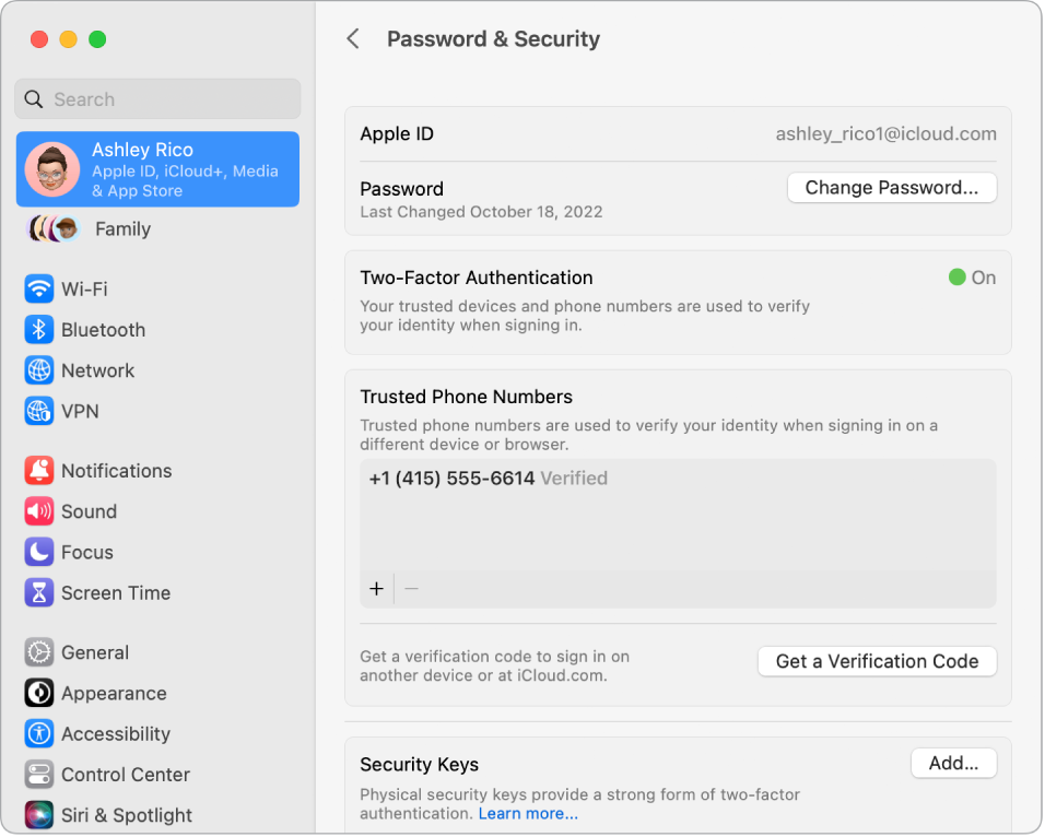 „Apple ID“ dalis „Password & Security“ skiltyje „System Settings“. Čia galite nustatyti „Account Recovery“ arba „Legacy Contact“.