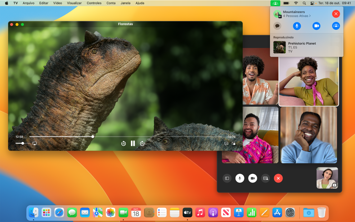 Um grupo assistindo a um episódio de Ted Lasso na janela do app Apple TV e os espectadores na janela do FaceTime.