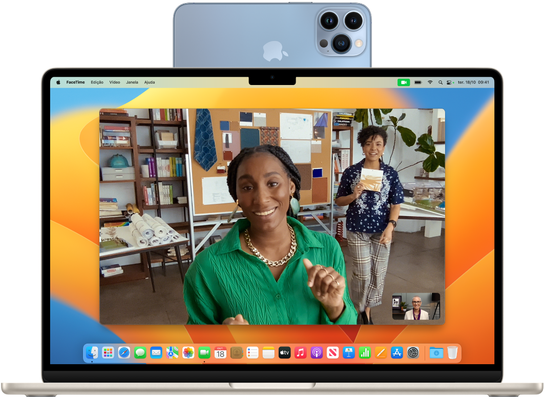 Um MacBook Air a mostrar uma sessão do FaceTime com o enquadramento central com a Câmara de Continuidade.