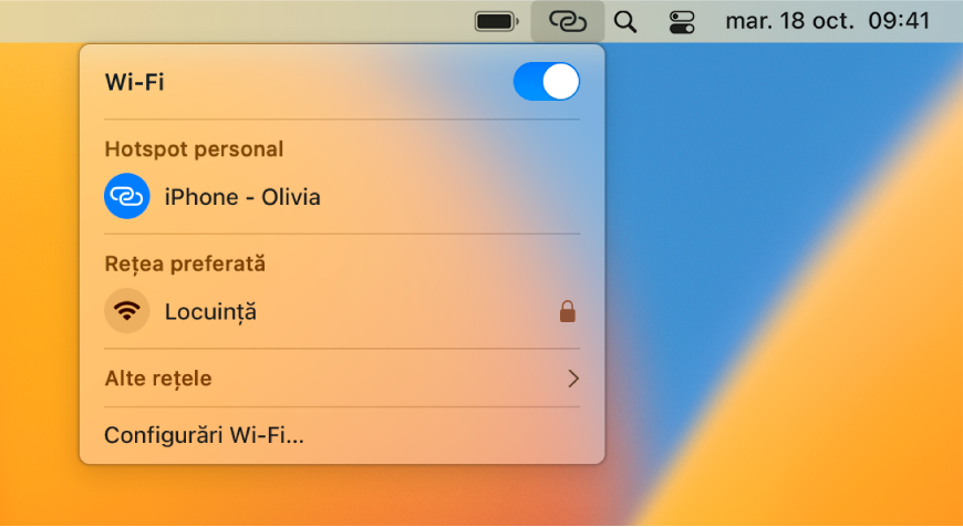 Un ecran Mac cu meniul Wi-Fi afișând un hotspot personal conectat la un iPhone.