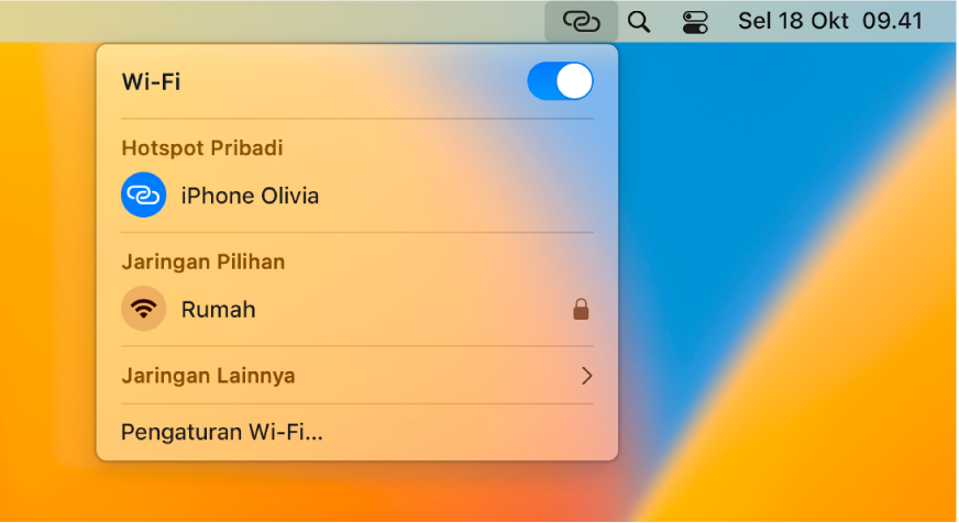 Layar Mac dengan menu Wi-Fi menampilkan Hotspot Pribadi yang terhubung ke iPhone.