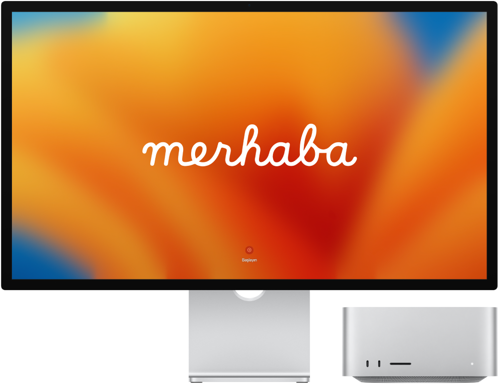 Ekranda “merhaba” sözcüğü ile birlikte yan yana Studio Display ve Mac Studio.