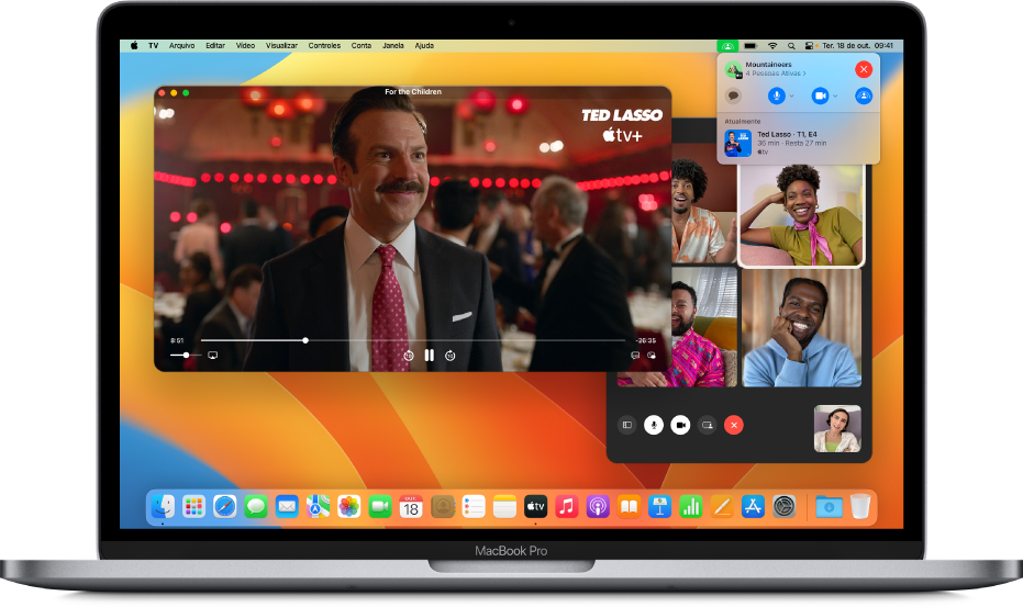 SharePlay em um Mac exibido com o app Apple TV e uma ligação FaceTime ao vivo.