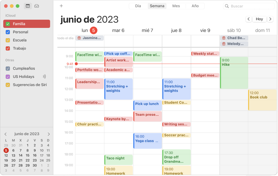 Ventana de Calendario en la visualización Mes donde se muestran los calendarios personal, de trabajo, familiar y del centro educativo con códigos de colores en la barra lateral bajo la cabecera de la cuenta de iCloud.