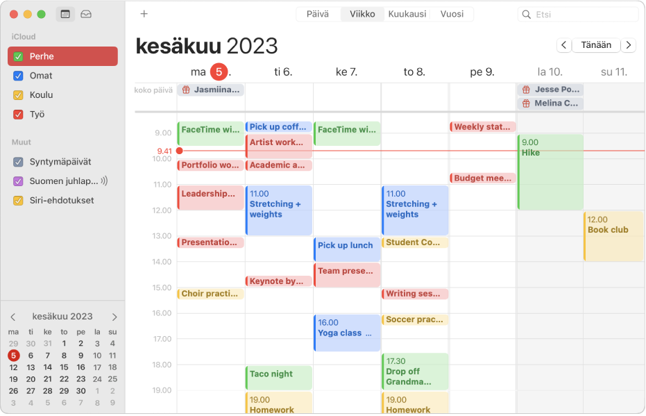 Kalenteri-ikkuna kuukausinäkymässä. Sivupalkissa näytetään iCloud-tilin alla värikoodatut henkilökohtaiset kalenterit sekä työ-, perhe- ja koulukalenterit.