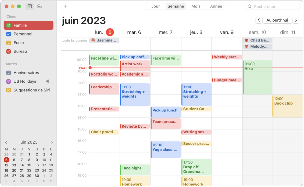 Une fenêtre de Calendrier en présentation par mois affichant dans la barre latérale des calendriers personnels, professionnels, familiaux et scolaires auxquels est appliqué un code couleur sous l’en-tête du compte iCloud.
