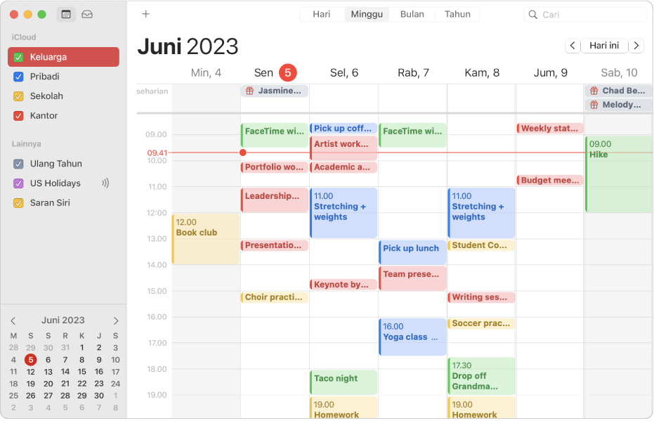 Jendela Kalender dalam tampilan Bulan menampilkan kalender pribadi, kantor, keluarga, dan sekolah yang diberi kode warna di bar samping di bawah heading akun iCloud.