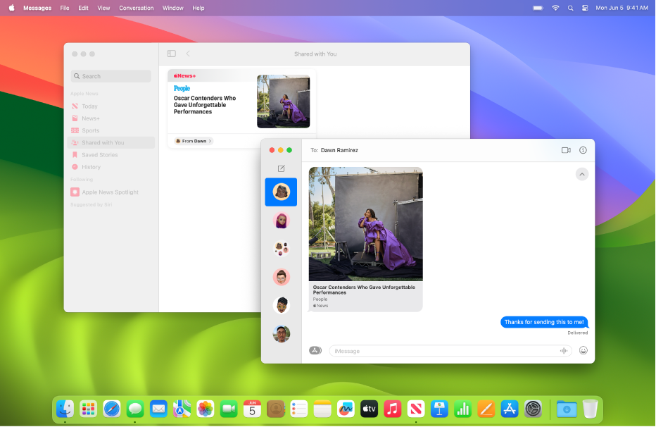 Экран компьютера Mac с двумя открытыми окнами. Окно приложения Apple TV слева с телешоу в разделе &laquo;Отправлено Вам&raquo; медиатеки и окно приложения &laquo;Сообщения&raquo; с открытым разговором, в котором этим телешоу поделились.