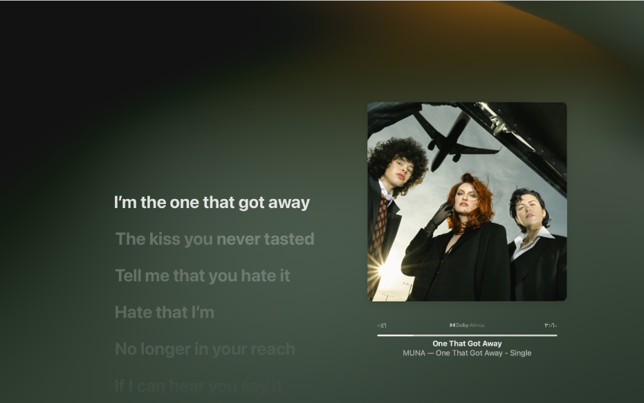 المشغل بملء الشاشة يتضمن أغنية قيد التشغيل مع عرض كلمات الأغنية على اليسار، حيث تظهر على الشاشة متزامنة مع الموسيقى.