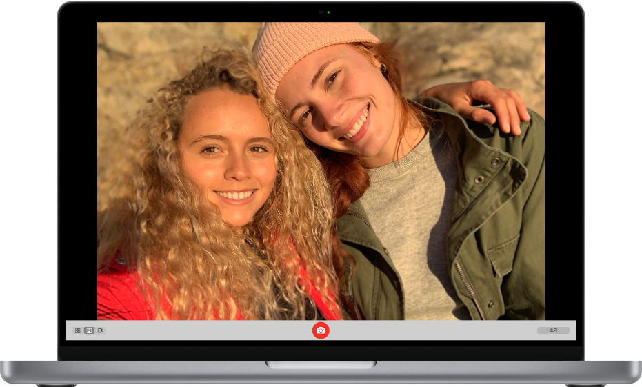 하단에 사진 찍기 버튼이 있는 Photo Booth 윈도우. 윈도우의 왼쪽 하단에 1장의 사진을 찍는 옵션이 선택되어 있고 오른쪽 하단의 효과 버튼이 켜져 있음.