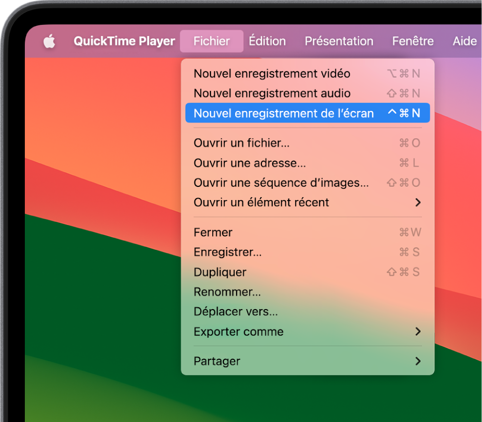 Dans l’app QuickTime Player, le menu Fichier est ouvert et la commande « Nouvel enregistrement de l’écran » est activée pour lancer l’enregistrement de l’écran.