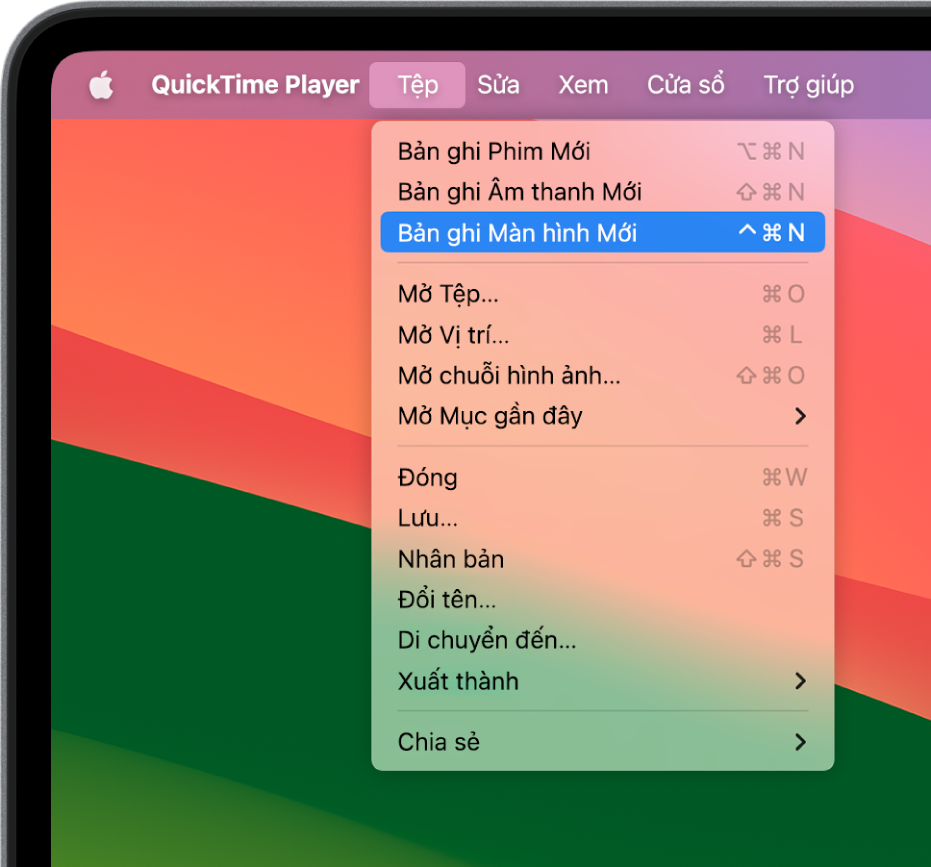 Trong ứng dụng QuickTime Player, menu Tệp đang mở và lệnh Bản ghi màn hình mới đang được chọn để bắt đầu ghi màn hình.