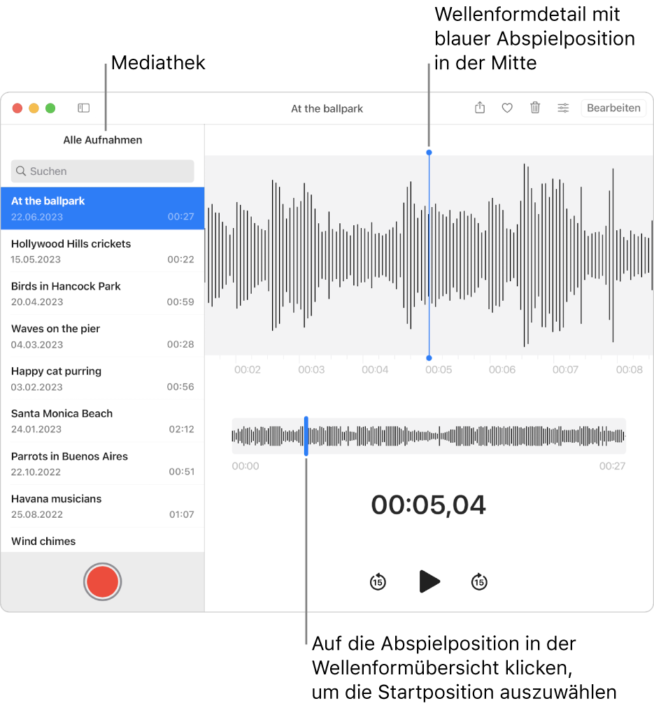 Die App „Sprachmemos“ zeigt die Aufnahmen links in der Mediathek an. Die ausgewählte Aufnahme erscheint rechts neben der Liste im Fenster als Wellenform-Detailansicht mit einer blauen Abspielposition in der Mitte. Unter der Aufnahme befindet sich die Wellenformübersicht.