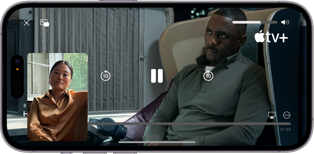 Una llamada de FaceTime con una sesión de SharePlay mostrando contenido de Apple TV+ que se está compartiendo en la llamada. La persona que comparte el contenido aparece en la ventana pequeña, el video llena el resto de la pantalla y los controles de reproducción están en el área superior del video.