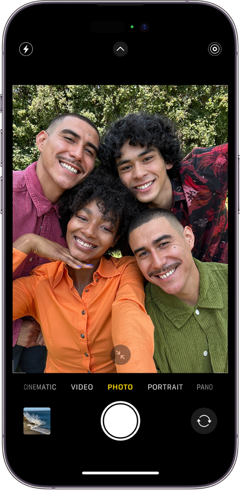 La pantalla de la app Cámara en el modo Foto mostrando a cuatro personas en el visor.