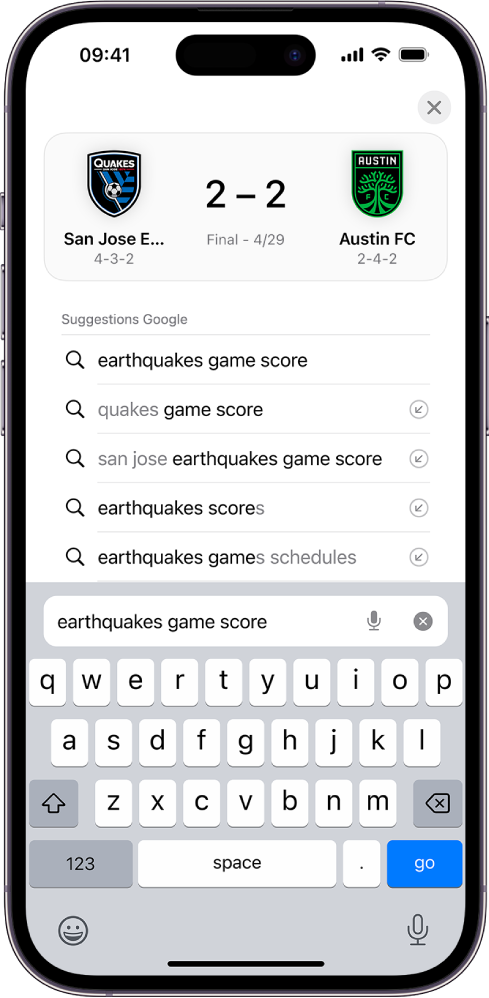 Un écran de recherche Safari, avec le clavier à l’écran en bas de l’écran. Au-dessus du clavier, le champ de recherche contient le texte « earthquakes game score ».