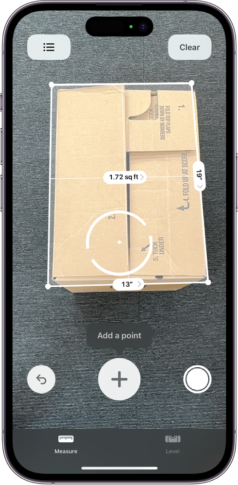 A képernyőn egy doboz megmért méretei láthatók a Mérés appban. A doboz területe a megmért méretekből van kiszámítva.