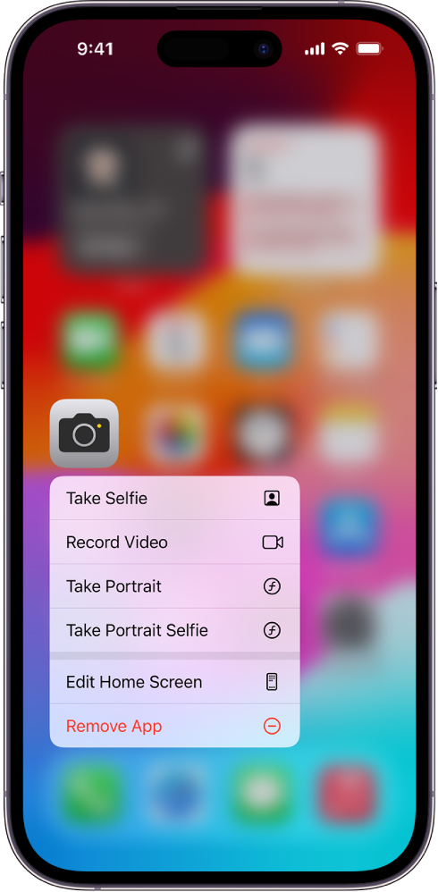 카메라 앱 아이콘 아래에 카메라 빠른 동작 메뉴가 표시된 흐리게 처리된 홈 화면.