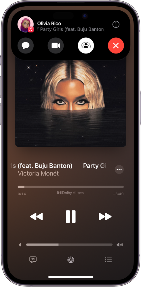 Un apel FaceTime afișând o sesiune SharePlay cu un conținut Apple Music partajat în sincron în timpul apelului. Imaginea persoanei care partajează conținutul este afișată în partea de sus a ecranului, o imagine a albumului partajat se află sub comenzile FaceTime, iar comenzile de redare se află deasupra imaginii albumului.
