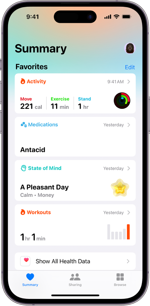 “健康”中的“摘要”屏幕。“个人收藏”下方显示的是健身记录、用药、心理状态和体能训练相关信息。