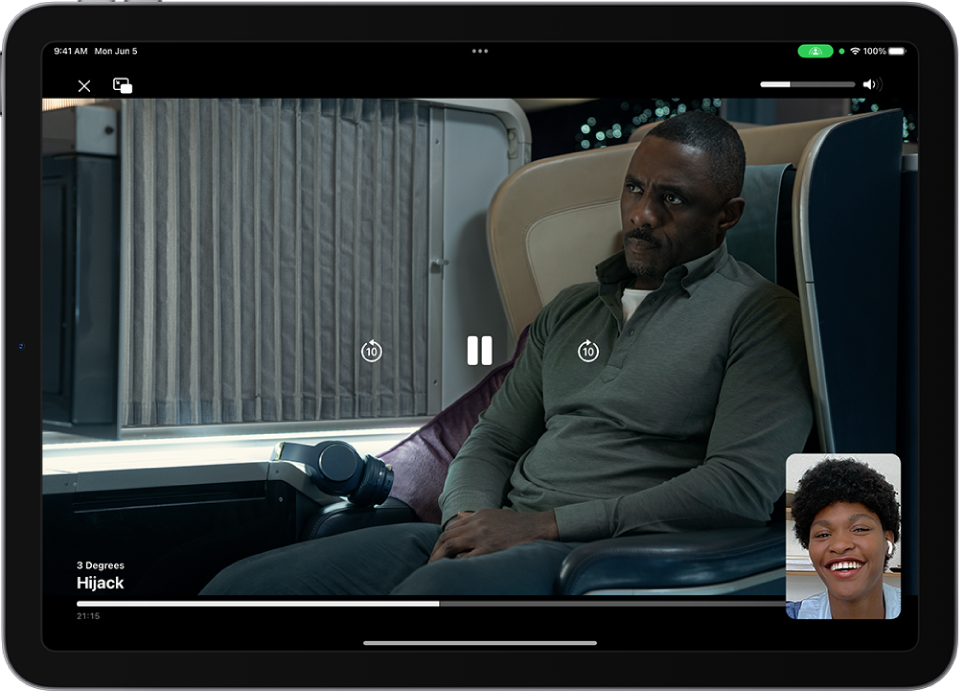 Hovor FaceTime, ve kterém se zobrazuje relace SharePlay se sdíleným videem z Apple TV+. V malém okénku se zobrazuje tvář účastníka, který video sdílí, a zbytek obrazovky vyplňuje samotné sdílené video, překryté ovládacími prvky přehrávání.