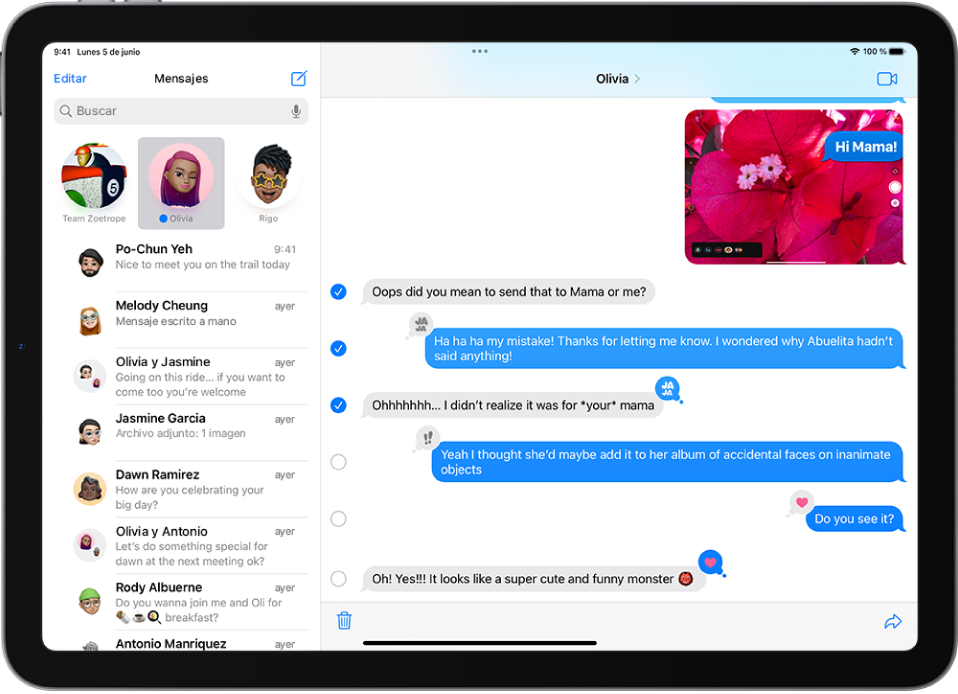 Conversación de la app Mensajes con varios mensajes seleccionados que se van a eliminar.
