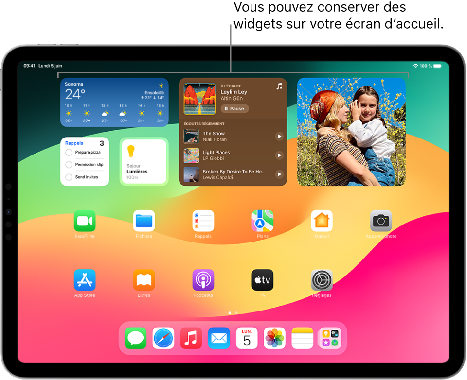 L’écran d’accueil de l’iPad. Des widgets personnalisés de Météo, Musique, Photos, Rappels et Maison sont affichés en haut de l’écran.