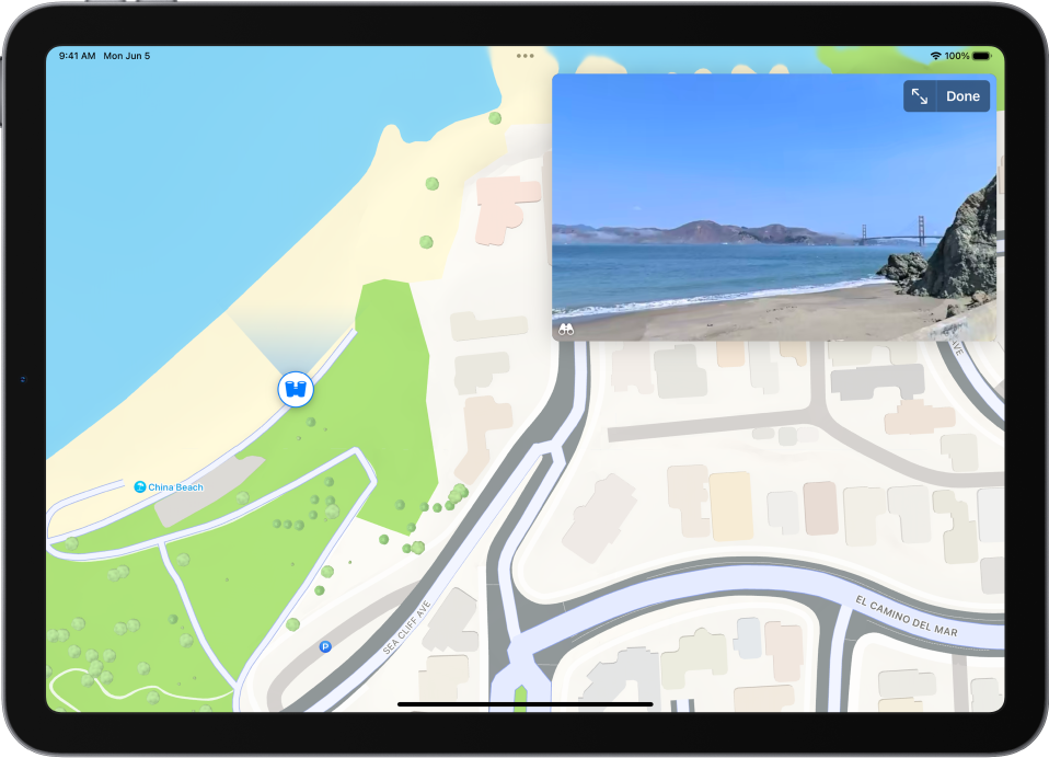 Uma visualização panorâmica móvel de 360 graus aparece acima do mapa de uma praia e sua vizinhança. O ícone de Olhe ao Redor sobreposto ao mapa indica a direção de visualização.