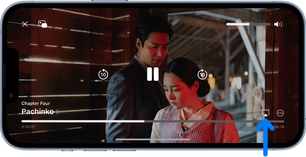 iPhone 屏幕上正在播放影片。屏幕底部是播放控制，包括右下方附近的“隔空播放”按钮。