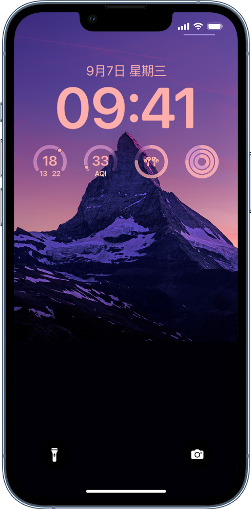 个性化 iPhone 锁定屏幕，背景是一张照片，屏幕顶部是温度、空气质量指数、AirPods 电量和健身圆环的小组件。