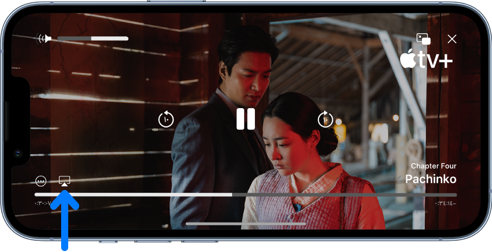 فيلم قيد التشغيل على شاشة iPhone. في أسفل الشاشة تظهر عناصر التحكم في التشغيل، وتحتوي على زر البث السريع بالقرب من أسفل اليسار.